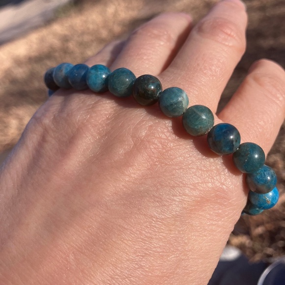 Earthbound Trading Co Jewelry - NWOT Shiny Elastic Blue Apatite Beaded Bracelet